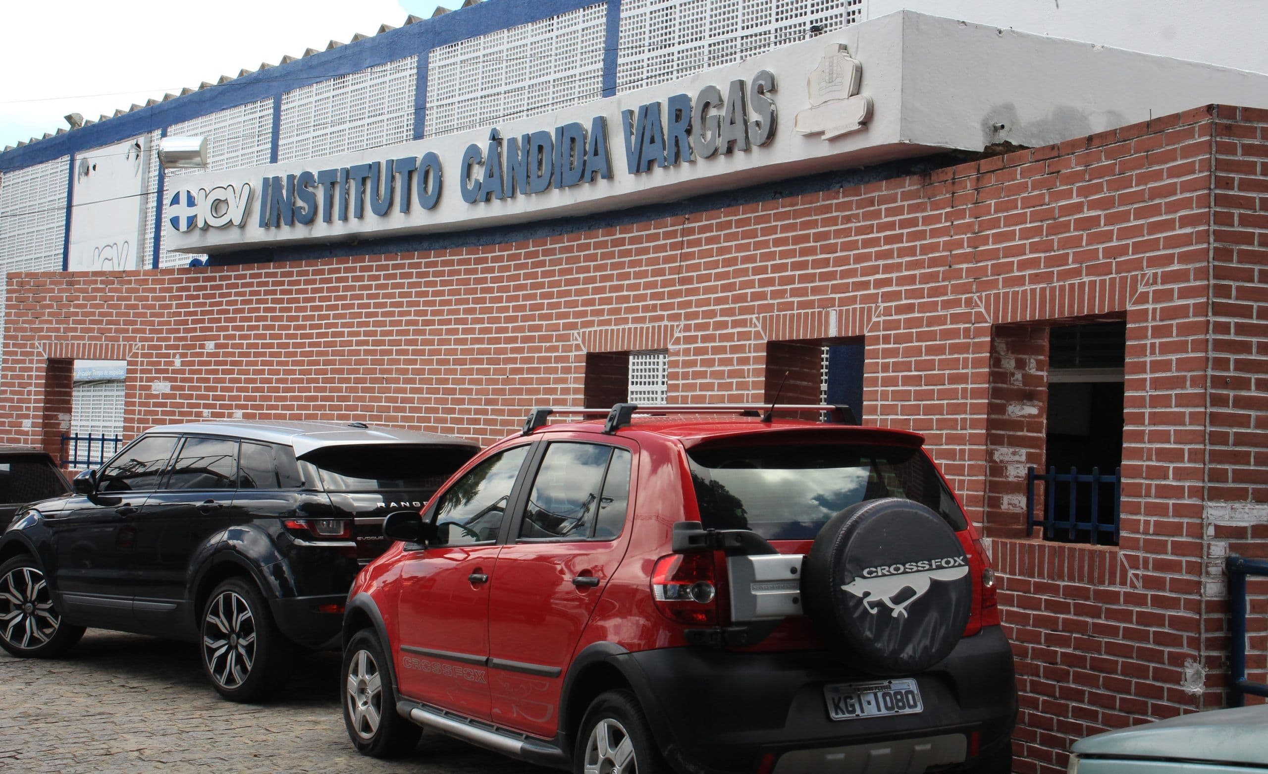 Mulher que teve bebê na Cândida Vargas denuncia negligência após material cirúrgico ter sido esquecido em sua barriga