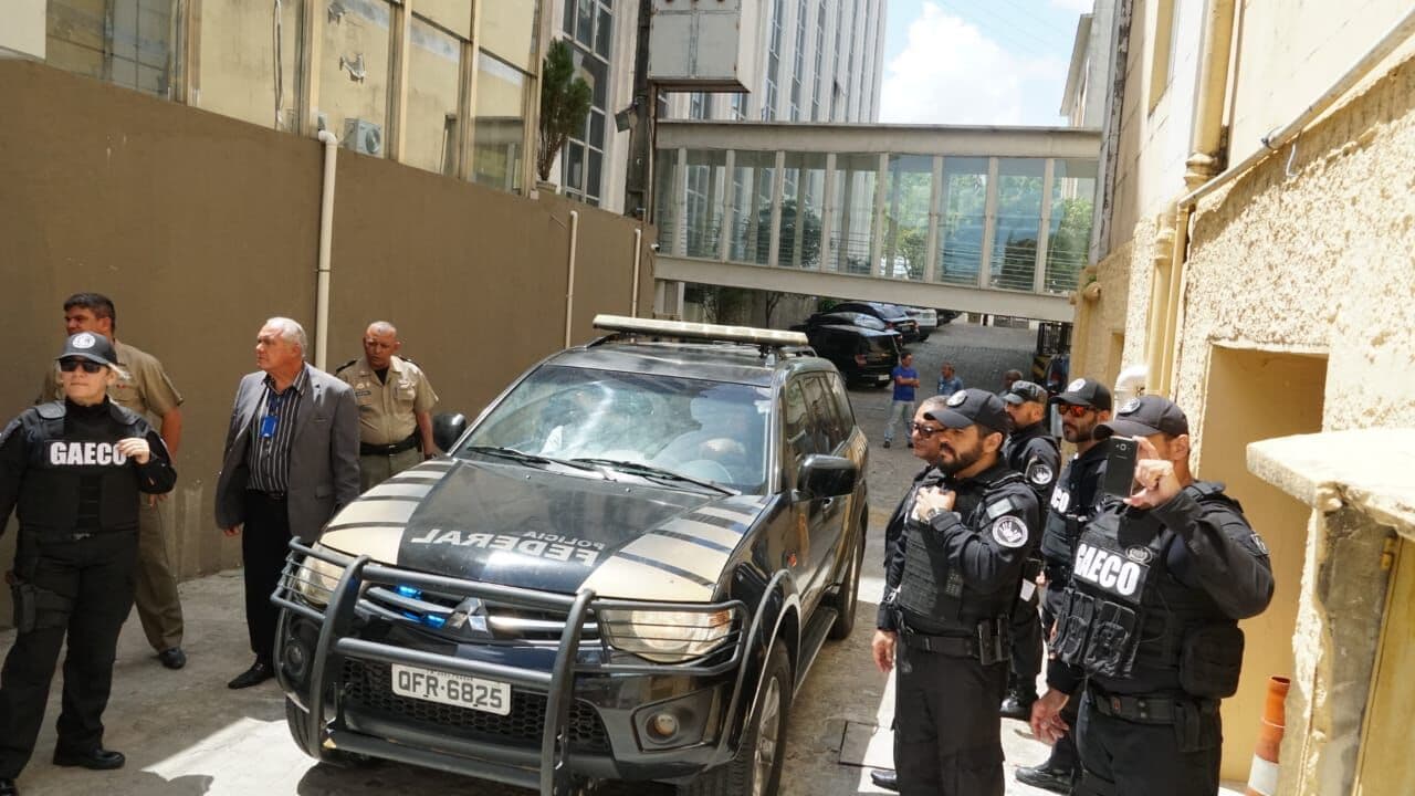 Vídeo mostra Ricardo Coutinho saindo do TJPB para a Penitenciária Média em Mangabeira