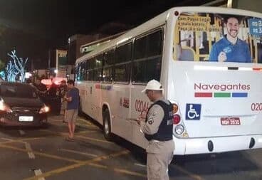Colisão entre carro e ônibus deixa uma pessoa ferida em João Pessoa