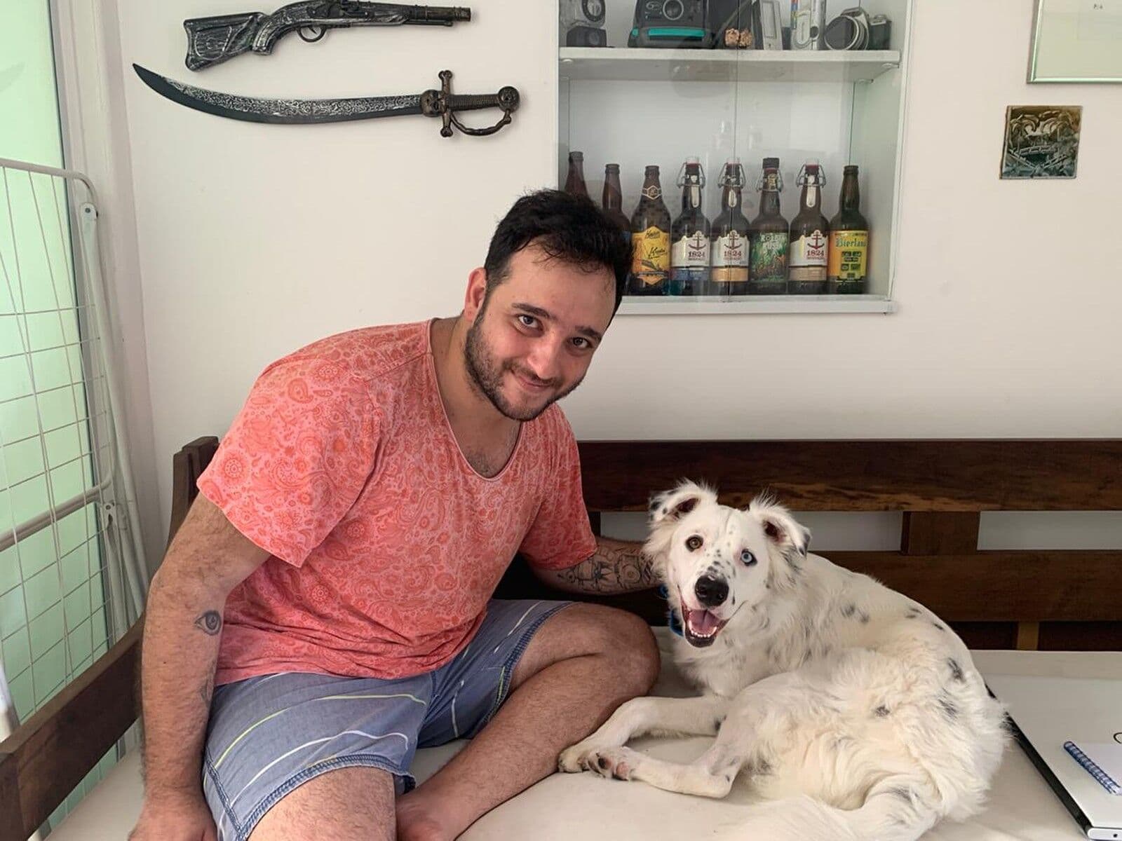 Após ser devolvido por família por ser surdo, cão é adotado por estudante também surdo em Florianópolis