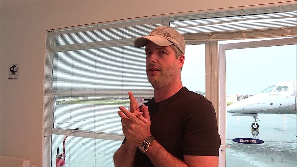 Cantor Victor Chaves, ex dupla com Léo, é condenado por agredir a mulher em BH