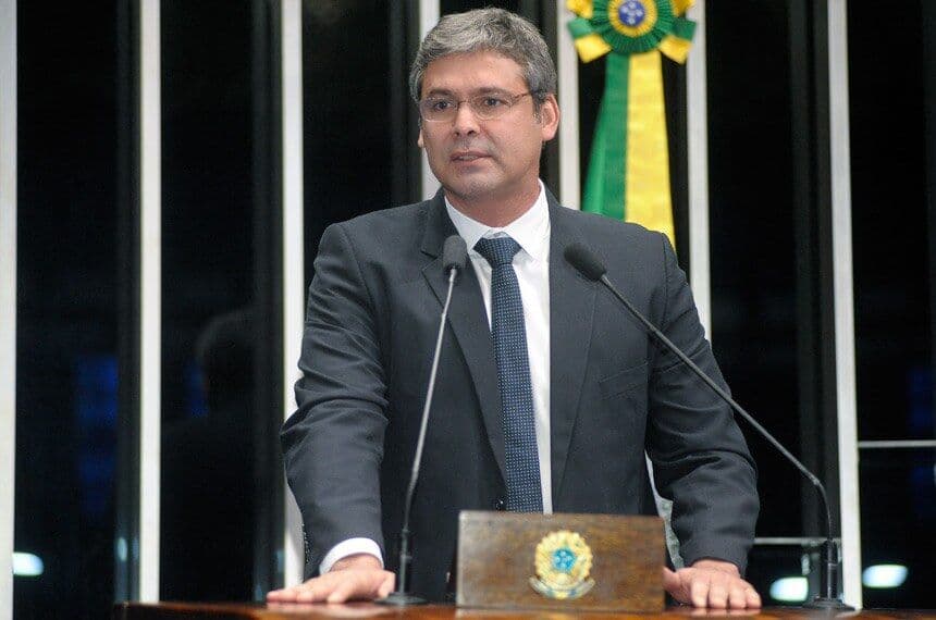 Líder do PT na Câmara vê ato político nas tarifas de Trump e chama bolsonaristas de "vira-latas"