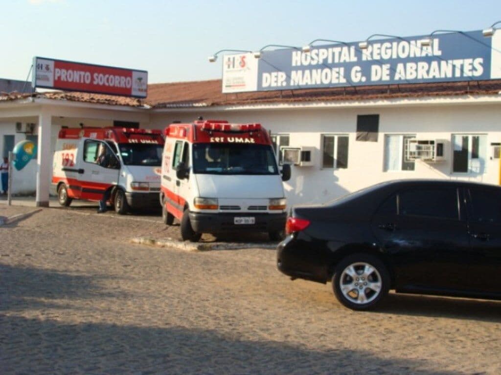 Motorista morre após carro colidir com ônibus na BR-230, em Sousa