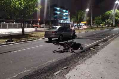 Motocicleta colide em carro e criança é arremessada e internada em estado grave