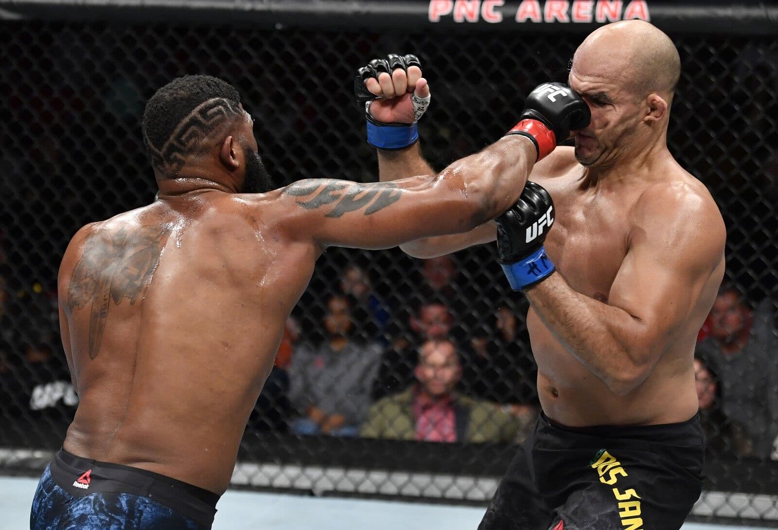 Curtis Blaydes aproveita falha e vence Junior Cigano por nocaute no segundo round no UFC Raleigh