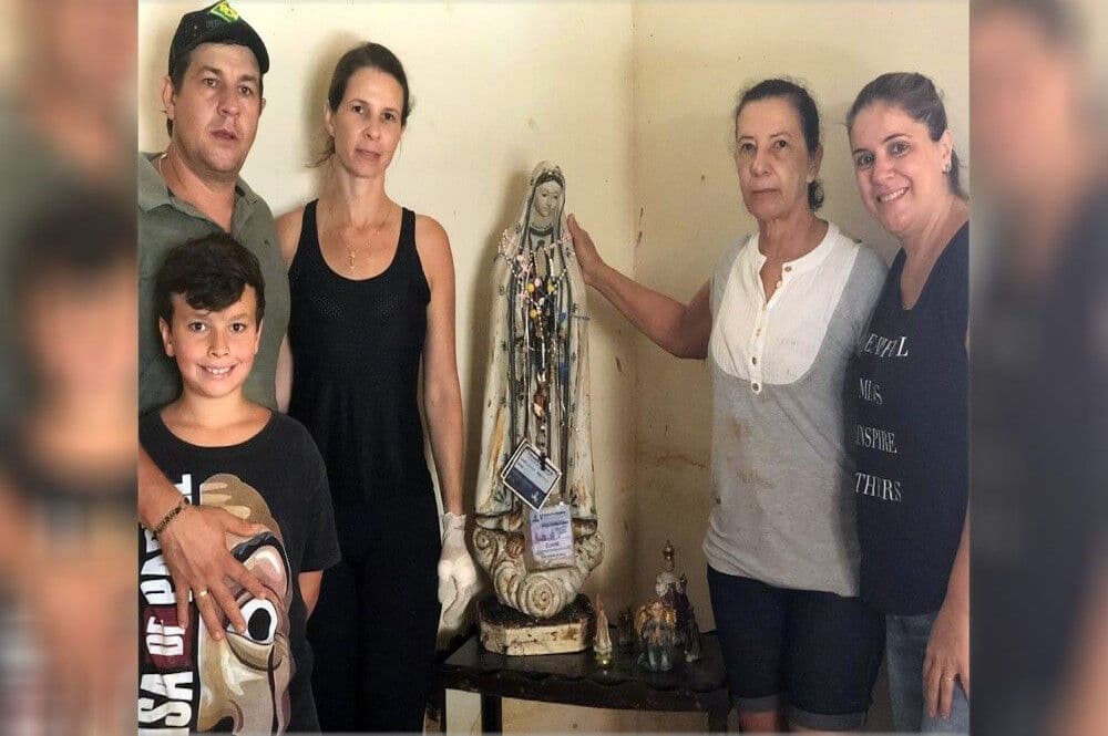 Imagem de Nossa Senhora de Fátima é encontrada intacta após enxurrada destruir casa