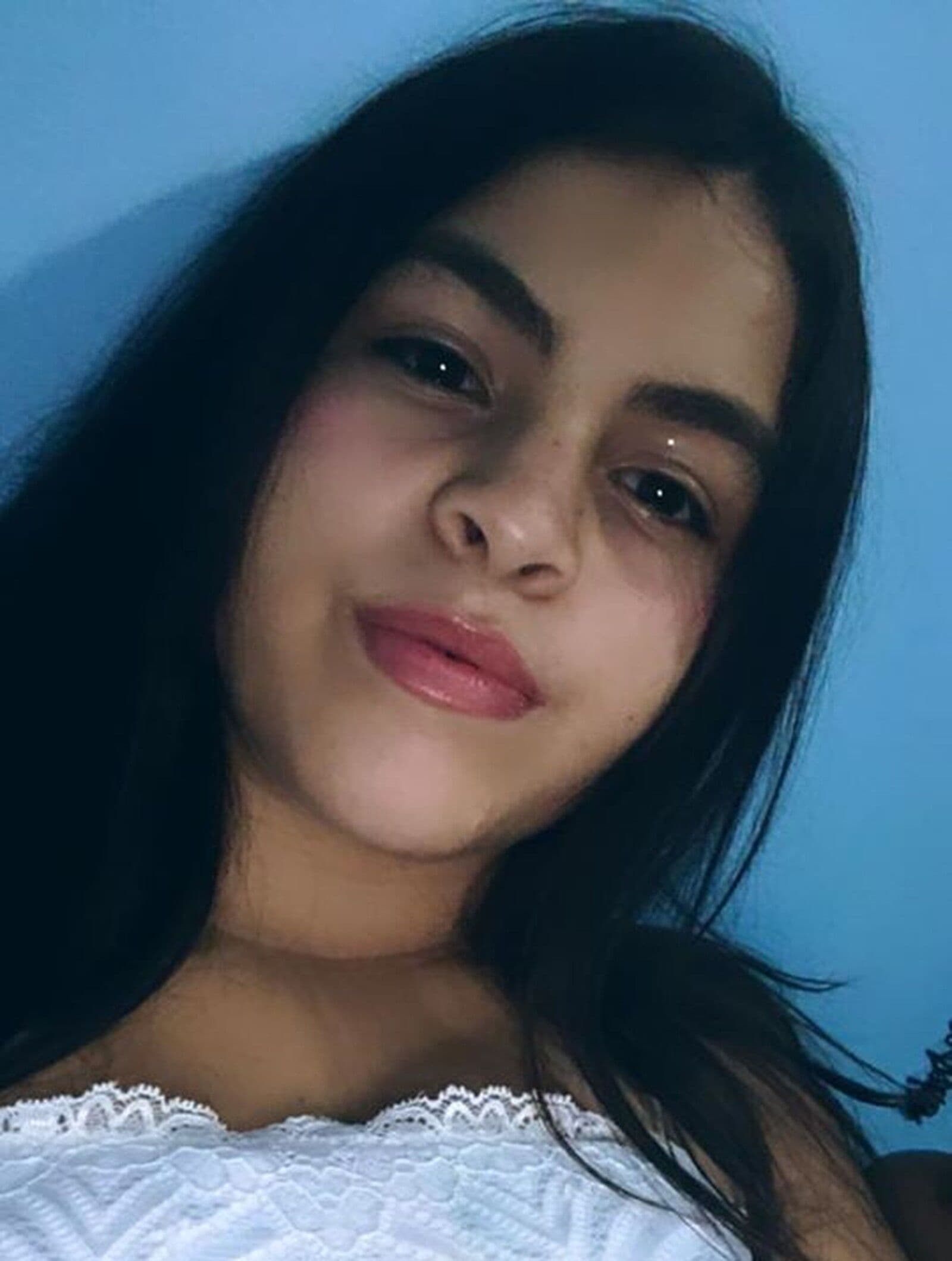 Menina de 15 anos morre com tiro na cabeça ao ser confundida com policial