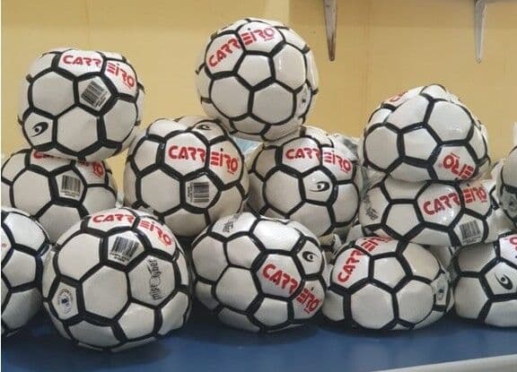 Reeducandos confeccionam bolas de futebol em Catolé do Rocha