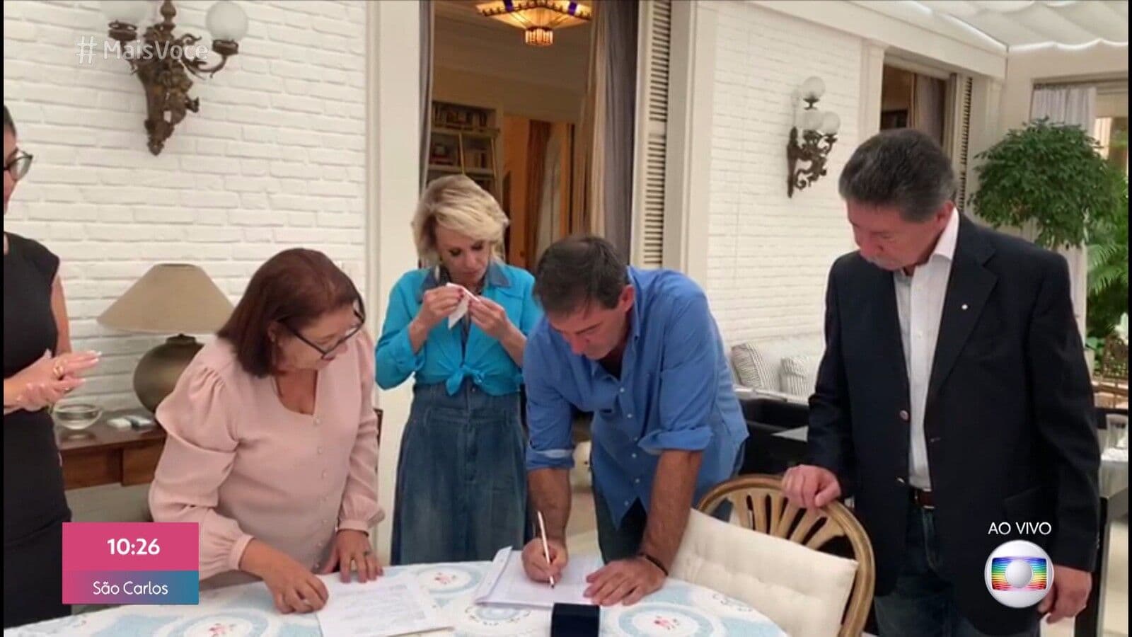 Ana Maria Braga se casa com o namorado Johnny Lucet em cerimônia íntima