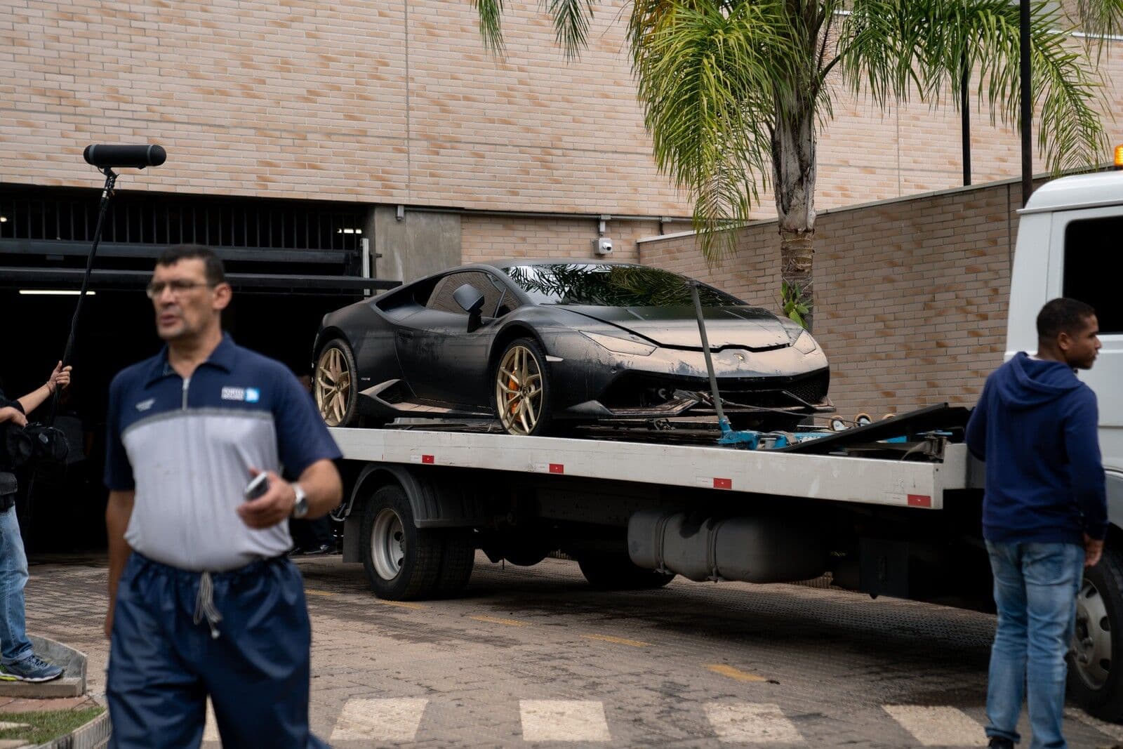 Lamborghini atingida por enchente em SP terá conserto: 'não vai ser barato', diz preparador