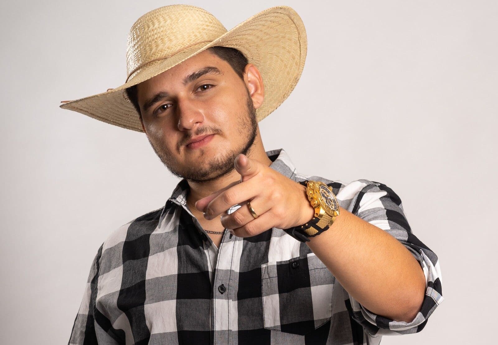 Paraibano Biu do Piseiro sobe em paradas de virais com remix de pisadinha e estilo 'funk do sertão'