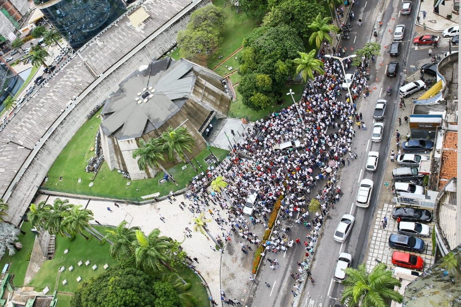 Grupos encapuzados atacam batalhões da Polícia Militar no Ceará, levam viaturas, carros e esvaziam pneus