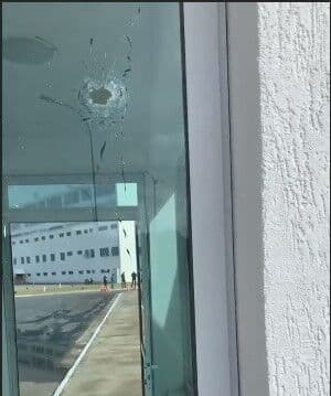 Após troca de tiros com vigilantes do Centro de Convenções, bandidos roubam arma e colete na UFPB