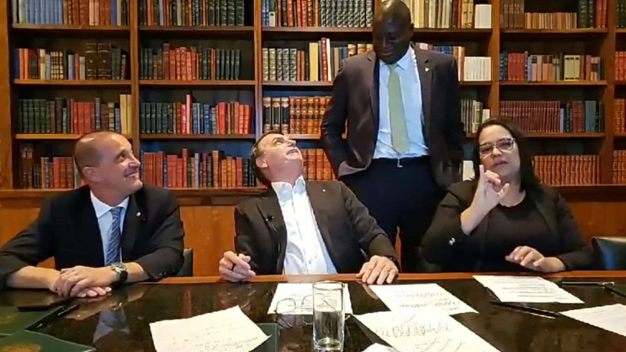 Bolsonaro diz que Hélio Lopes é negro porque “demorou para nascer”