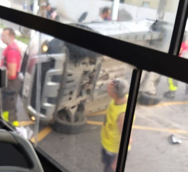 Motorista bate em veículo e capota carro nos Bancários