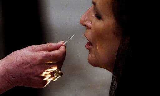 Arquidiocese da Paraíba recomenda que fiéis não recebam hóstia na boca e evitem contato durante as celebrações