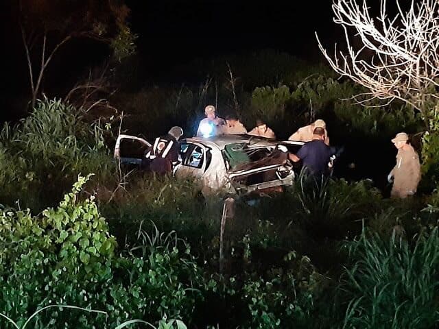 Professor fica ferido após capotar veículo em rodovia da Paraíba
