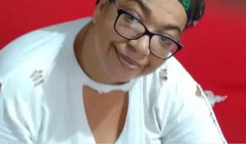 Mulher vira catadora de piolho para ganhar renda extra: 'trabalho digno'