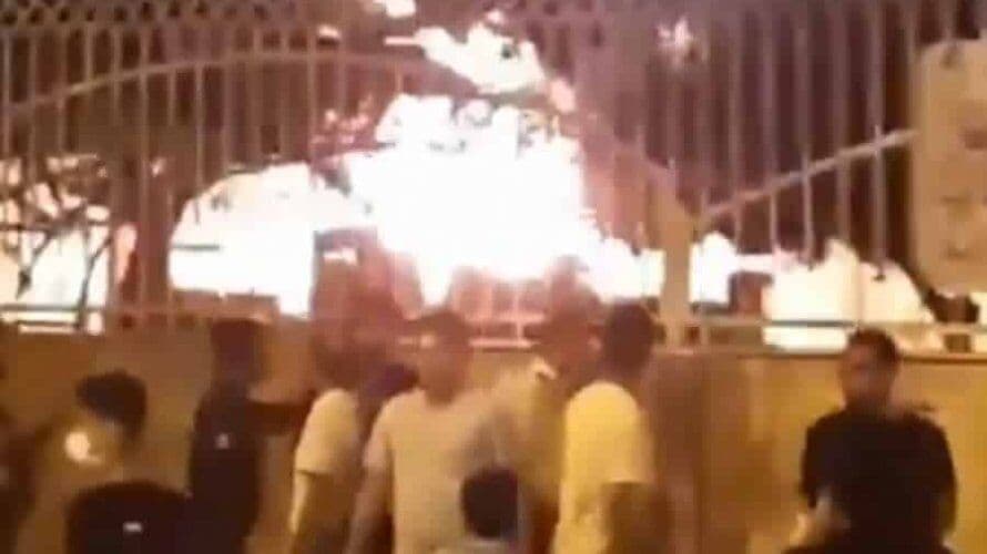 Multidão no Irã põe fogo em hospital que atende a pacientes com coronavírus