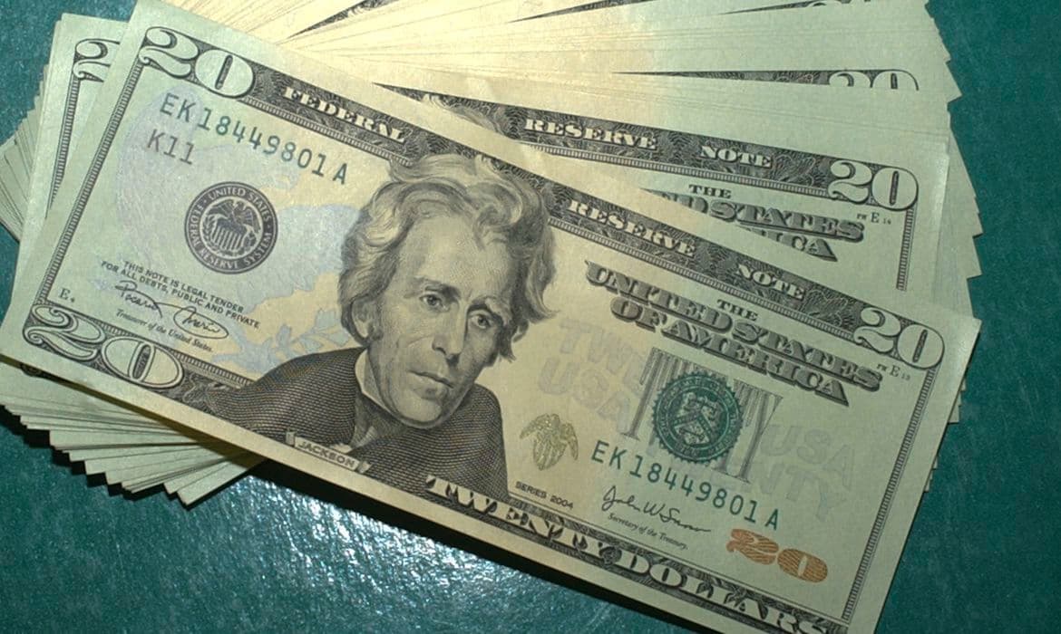 Dólar fecha próximo da estabilidade, mas volta a bater recorde