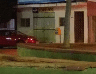 Bandidos invadem agência dos Correios, roubam dinheiro e arma de vigilante na Paraíba