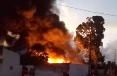 Incêndio atinge terreno que abriga galpão de banheiros químicos em João Pessoa