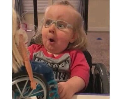 Vídeo com reação de criança ao ganhar boneca cadeirante viraliza