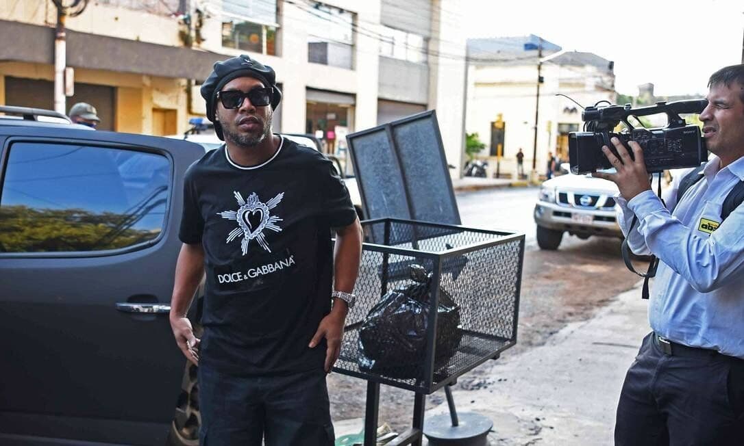 Ronaldinho Gaúcho e Assis depõem em nova audiência no Paraguai em caso de passaportes falsos