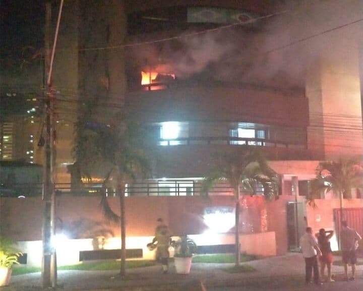 Incêndio atinge mercadinho no bairro de Manaíra