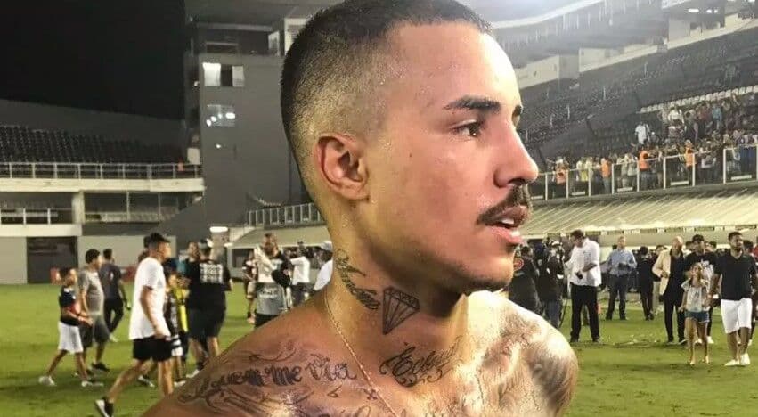 Acabou antes mesmo de começar: MC Livinho desiste de ser jogador de futebol no dia da apresentação