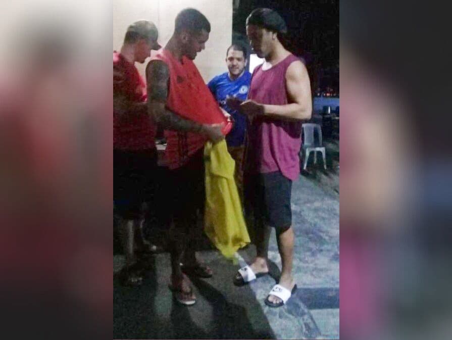 Ronaldinho Gaúcho autografa camisa do Flamengo dentro do presídio no Paraguai