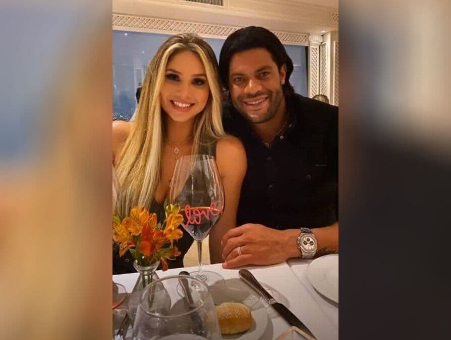 Hulk janta com Camila Ângelo e exibe aliança de compromisso em São Paulo