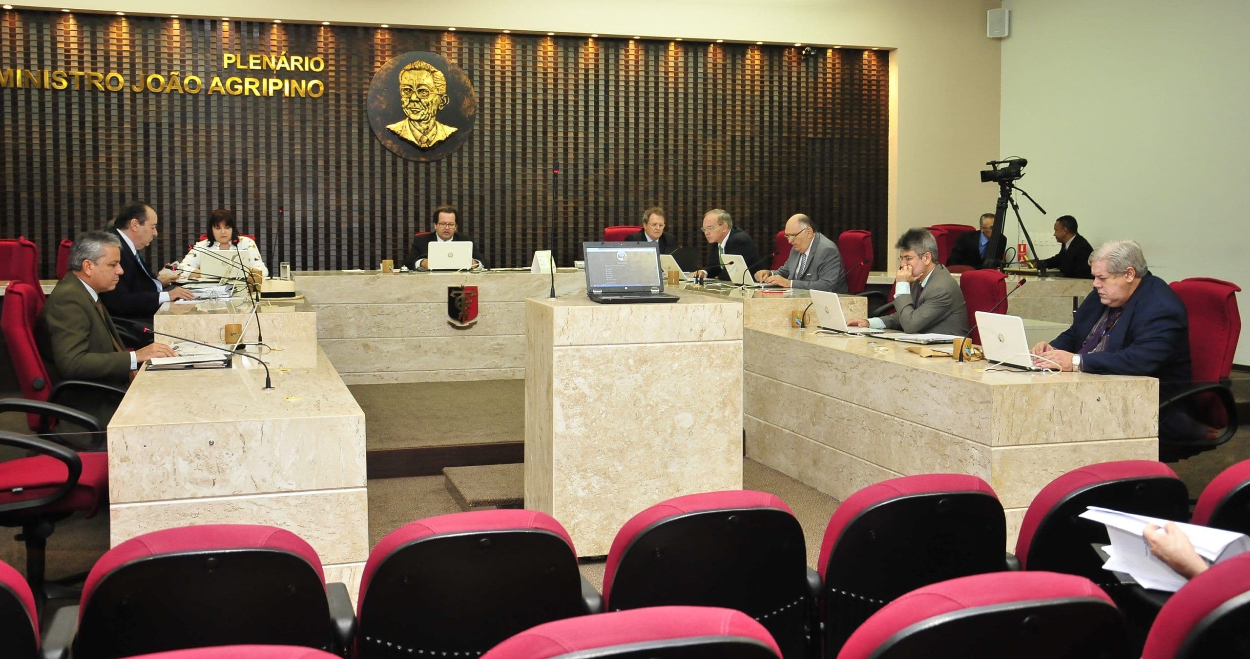 Prefeitos 'estouram' gastos com folha de pessoal em mais de 40 municípios paraibanos