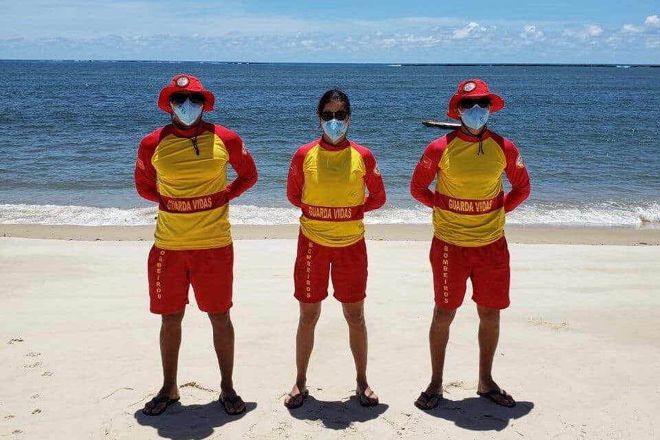 Bombeiros e PM realizam ação conjunta em praias para conscientizar população a ficar em casa