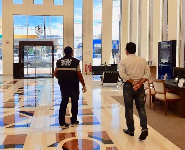 Banco, locadora de carros e assistência são fechadas por descumprirem decreto emergencial de combate ao coronavírus em JP