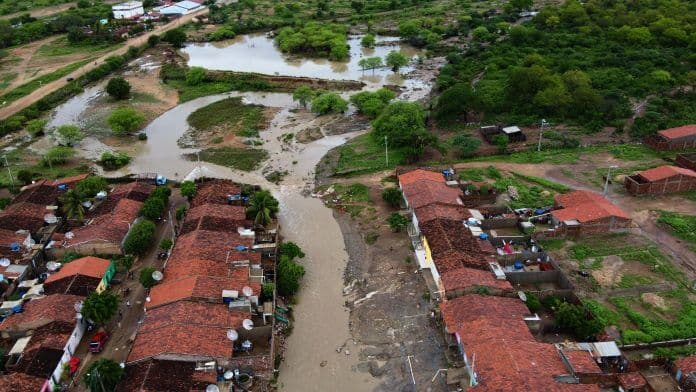 Açudes transbordam após fortes chuvas e inundam ruas de São Sebastião do Umbuzeiro