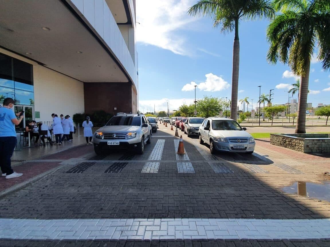 Idosos são vacinados dentro de carros em esquema de drive thru em João Pessoa
