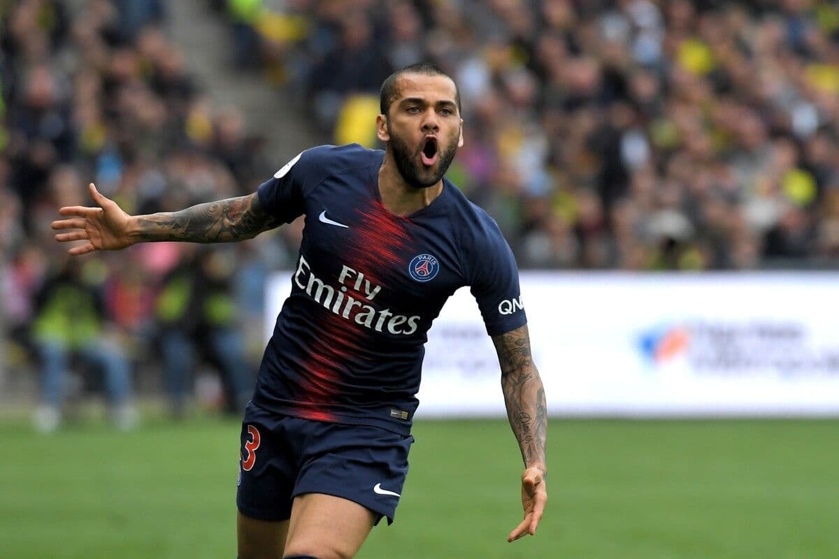 Daniel Alves anuncia saída do PSG, mas não revela clube de destino