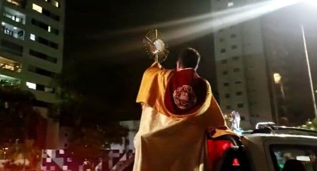 Após celebrar missa via internet, padre sai pelas ruas de João Pessoa com Santíssimo exposto