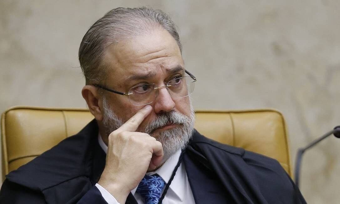 Aras nega omissão e admite ir à Justiça se Bolsonaro fizer decretos por isolamento vertical