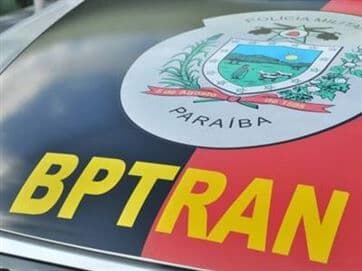 Motorista apresentando sinais de embriaguez bate em árvore e poste em João Pessoa