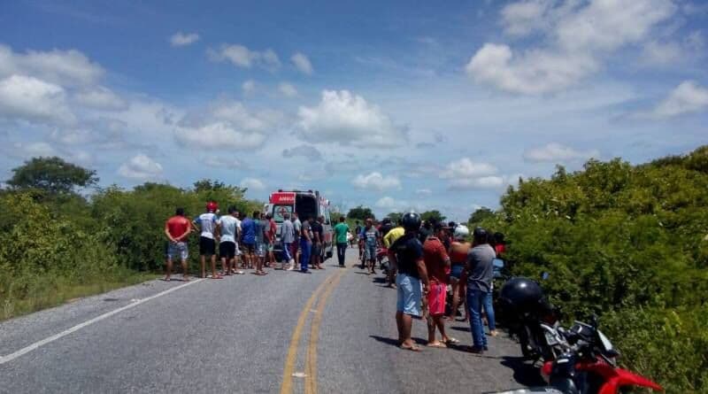 Mulher morre e homem fica ferido após colisão envolvendo motocicleta e caminhão-baú no Sertão da Paraíba