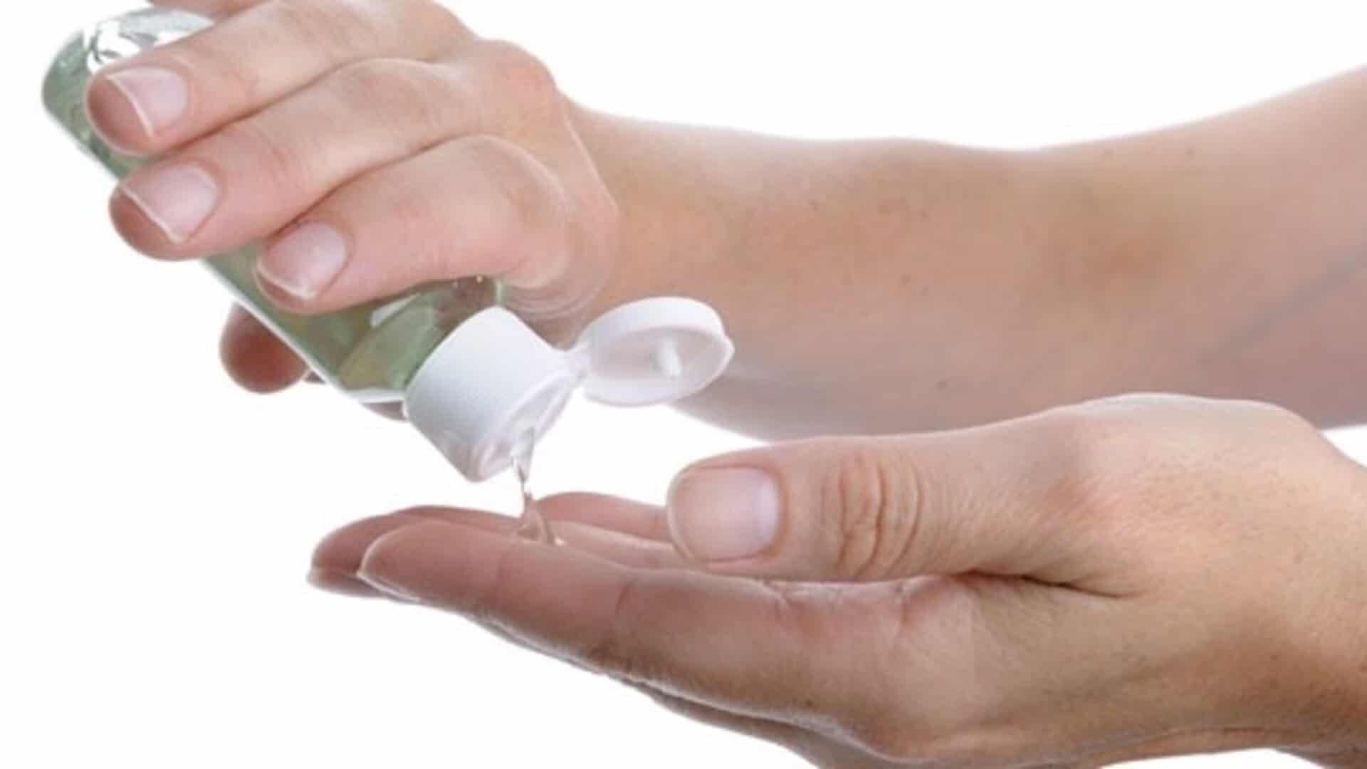 Álcool em gel nas mãos requer cuidado para evitar queimaduras graves