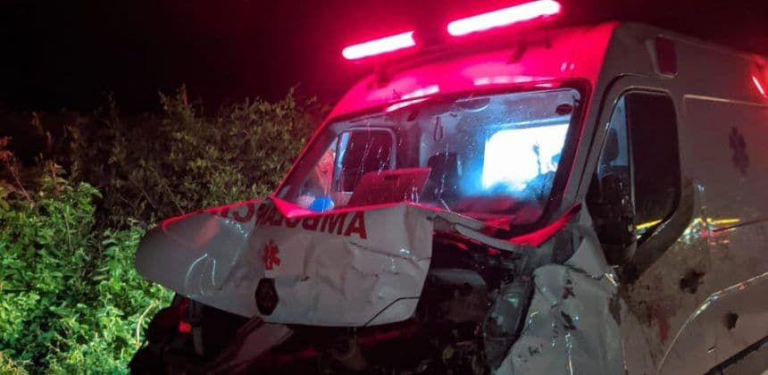 Ambulância tenta desviar de animal na BR 230 e se envolve em acidente no Sertão