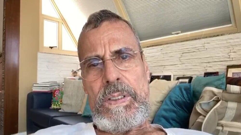 Emocionado, Carlinhos de Jesus revela que ele e a mulher contraíram Covid-19