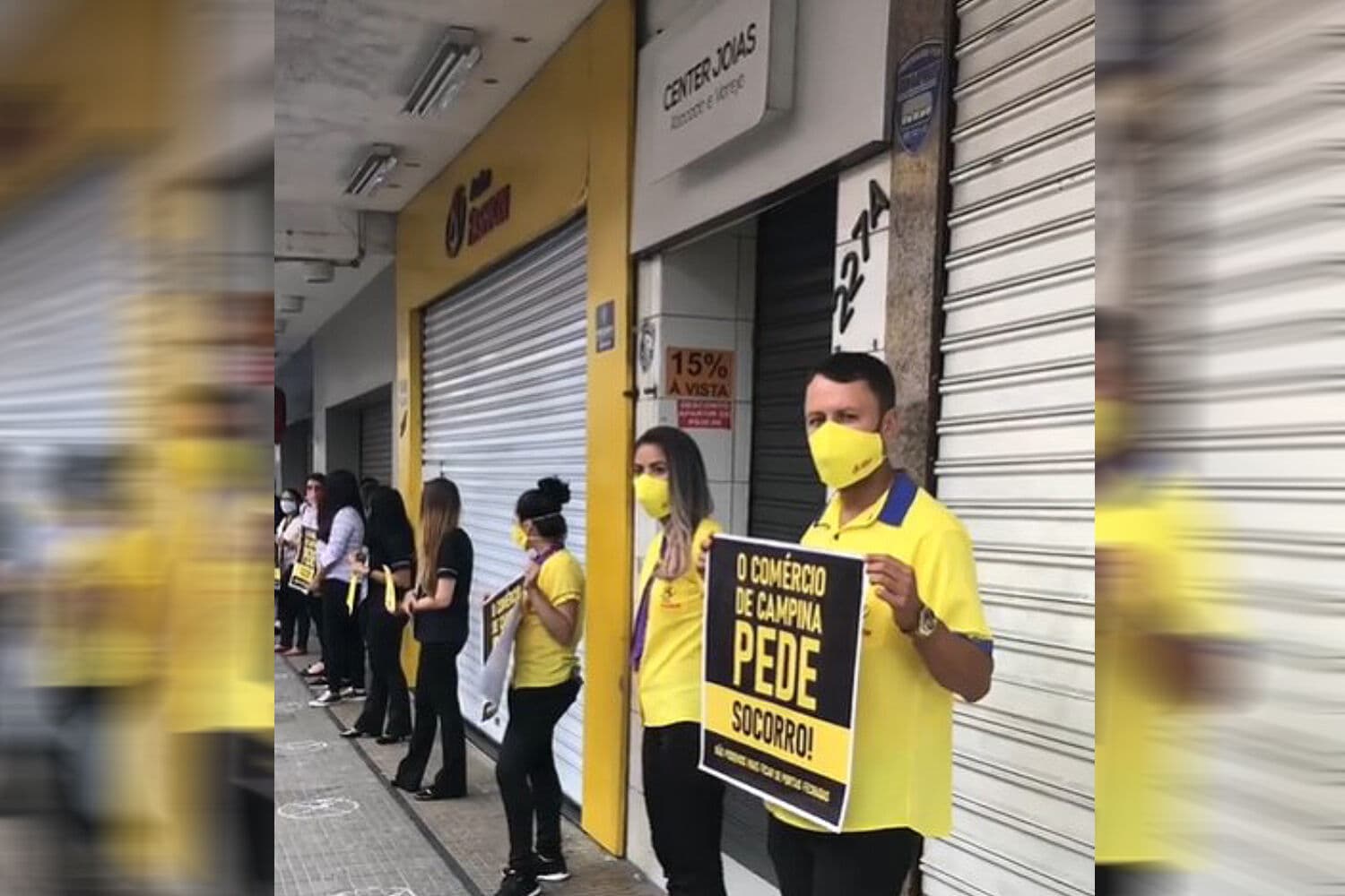 Com cartazes na mão, empresários e empregados fazem ato pedindo a reabertura do comércio em Campina Grande