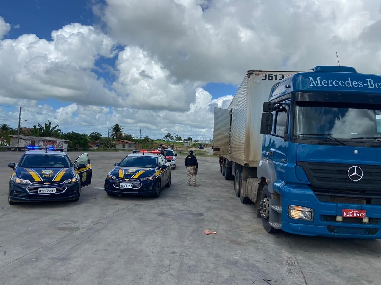 PRF na Paraíba recupera caminhão e carga de leite em pó roubada em Pernambuco