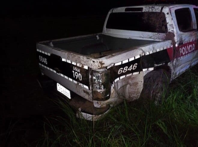Viatura da Polícia Militar cai dentro de vala após veículo derrapar em rodovia da Paraíba