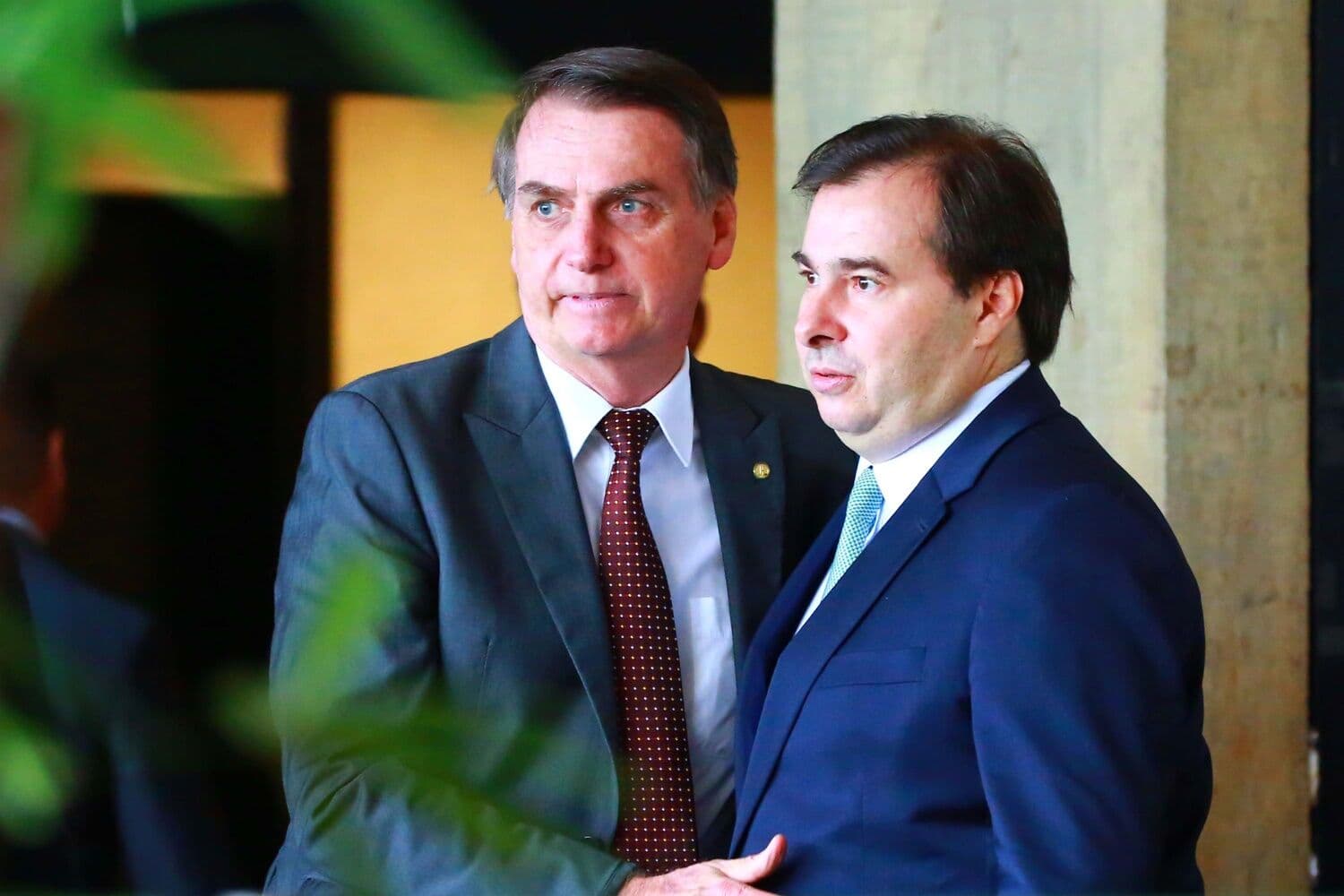Após acusar Maia de ferrar governo, Bolsonaro se reúne com deputado e diz que voltaram a 'namorar'