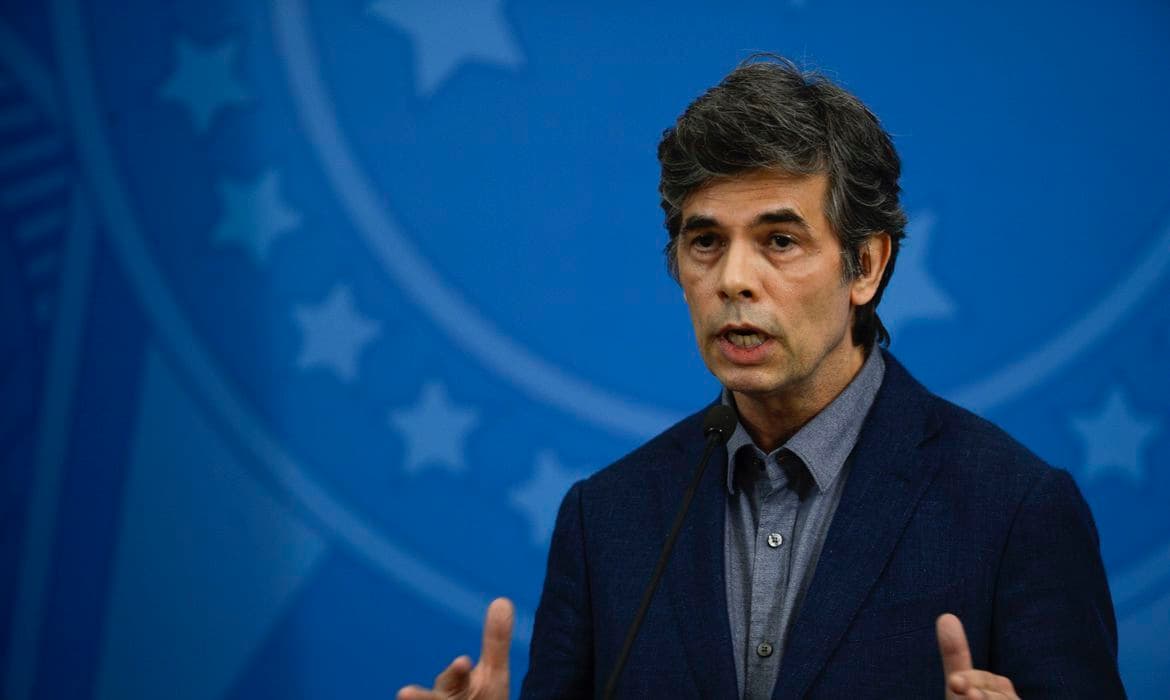Nelson Teich pede demissão do Ministério da Saúde menos de um mês após assumir